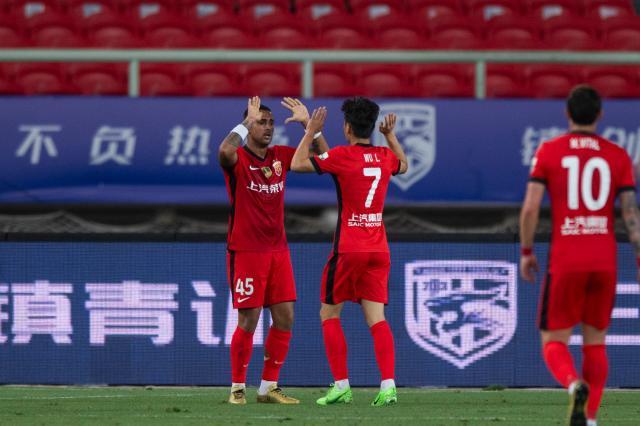 （体育）（11）足球——中超：武汉三镇不敌上海海港XxjpseC007249_20250505_PEPFN0A001.jpg